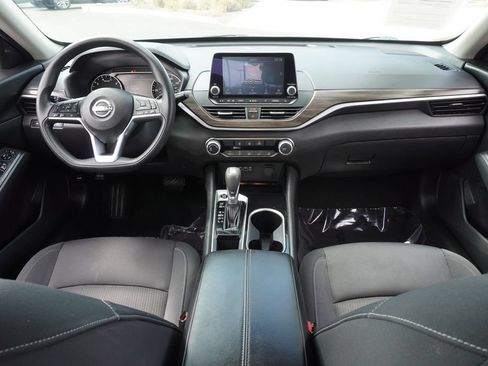 Used 2024 Nissan Altima 2.5 SV FWD image 11
