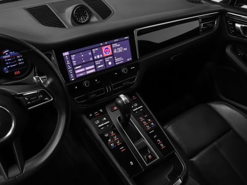 Certified 2022 Porsche Macan AWD/4WD image 31