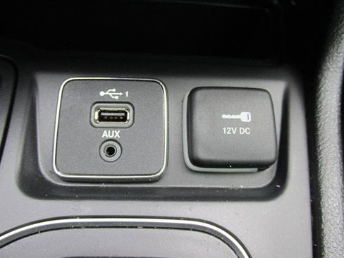 Used 2020 Jeep Cherokee Latitude w/ Cold Weather Group image 14