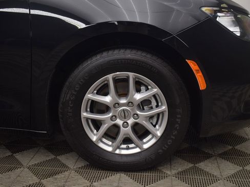 Used 2022 Chrysler Voyager LX image 29