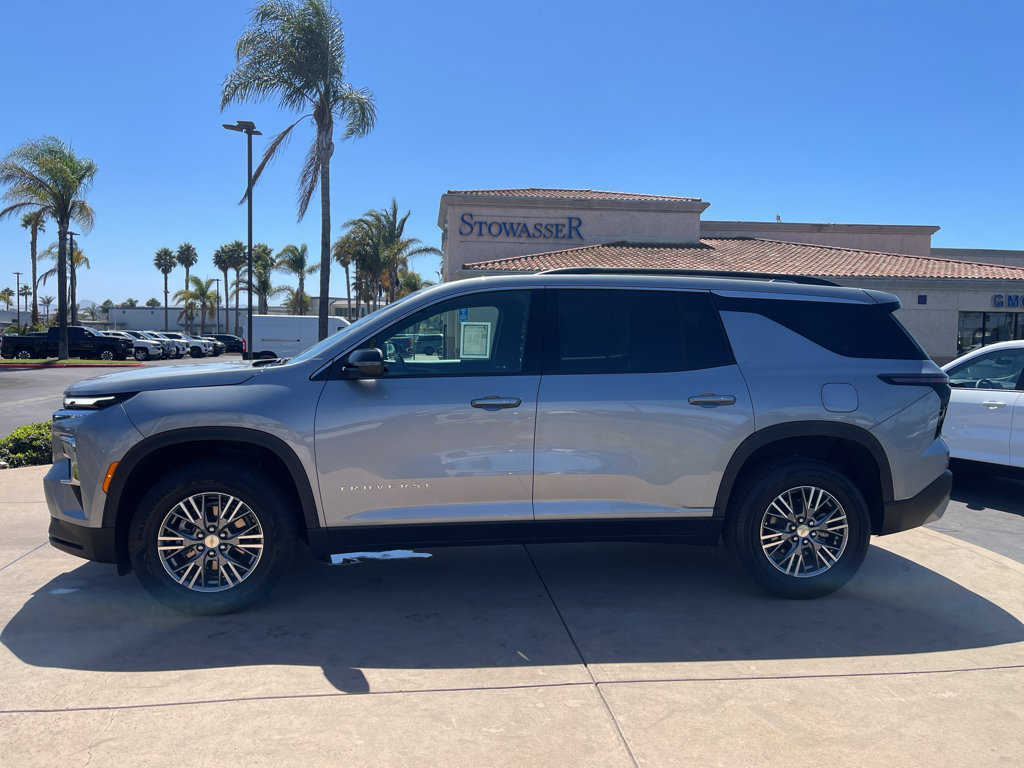 Used 2025 Chevrolet Traverse LT FWD image 2