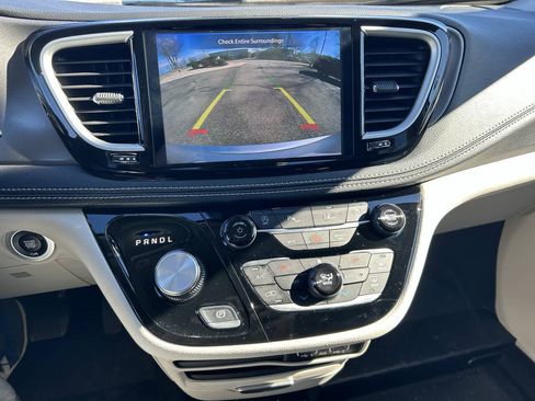 Used 2024 Chrysler Pacifica Touring-L FWD image 12