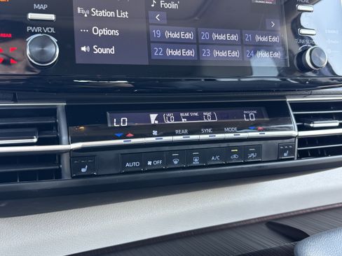 Used 2023 Toyota Sienna XLE FWD image 24