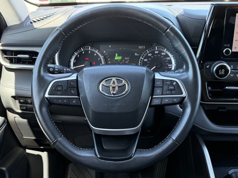 Certified 2024 Toyota Highlander XLE FWD image 16