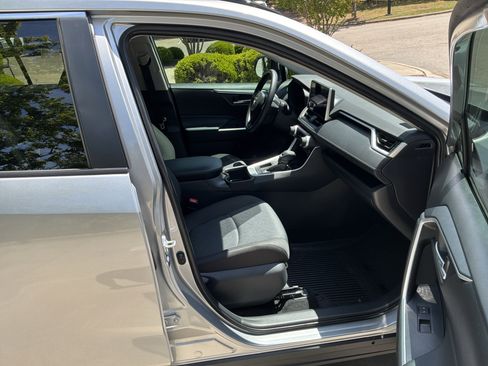 Used 2025 Toyota RAV4 XLE w/ Convenience Package image 33
