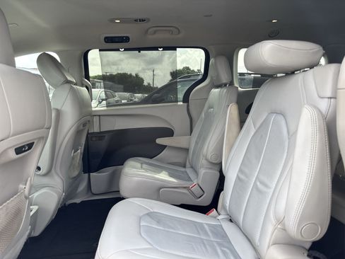 Used 2021 Chrysler Pacifica Touring-L FWD image 22