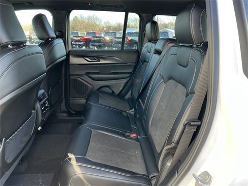 New 2025 Jeep Grand Cherokee Altitude image 5