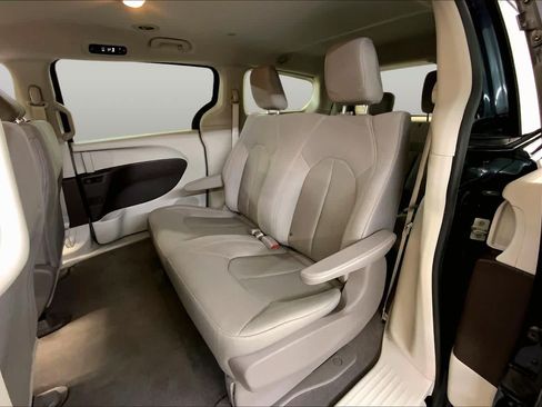 Used 2019 Chrysler Pacifica L FWD image 20