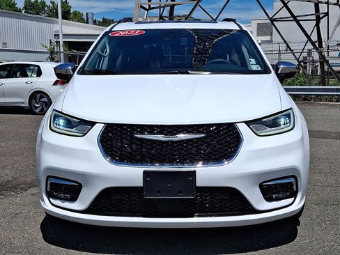Used 2023 Chrysler Pacifica Limited AWD/4WD image 30