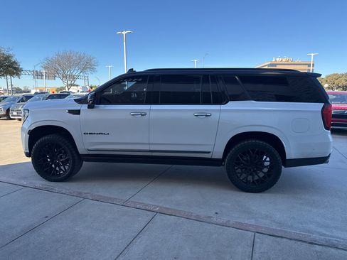 Used 2023 GMC Yukon XL Denali Ultimate image 3