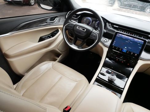 Used 2023 Jeep Grand Cherokee Limited w/ MOPAR Finishing Package image 9