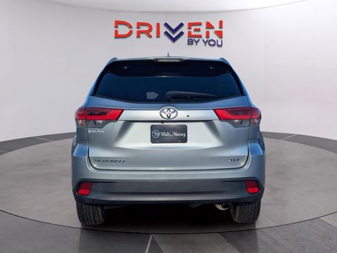 Used 2019 Toyota Highlander XLE image 3
