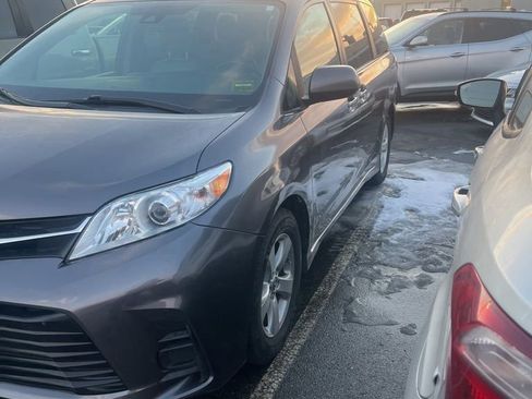 Used 2018 Toyota Sienna LE image 2