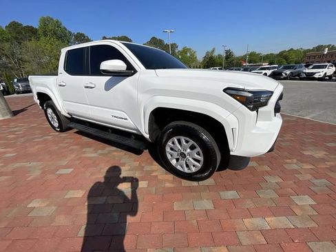 Used 2025 Toyota Tacoma SR5 w/ SR5 Upgrade Package AWD/4WD image 37