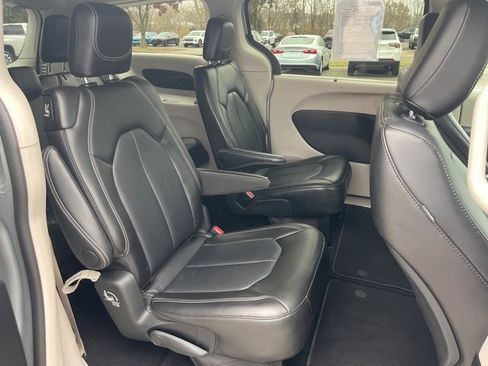 Used 2024 Chrysler Pacifica Touring-L image 31