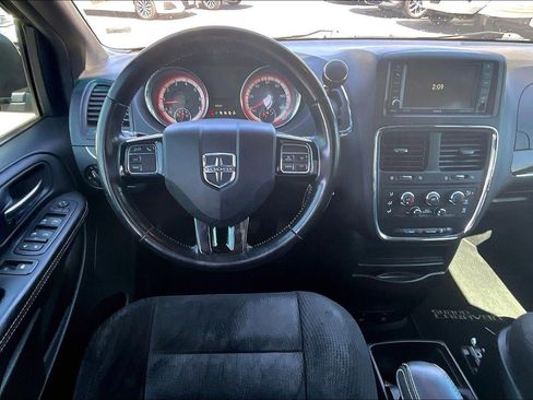 Used 2017 Dodge Grand Caravan SE FWD image 4