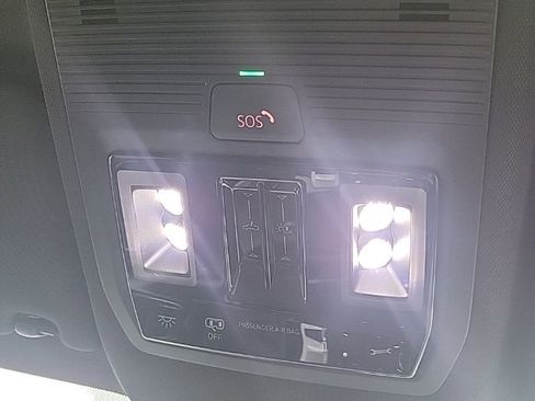 Certified 2025 Volkswagen Atlas Cross Sport SE image 12