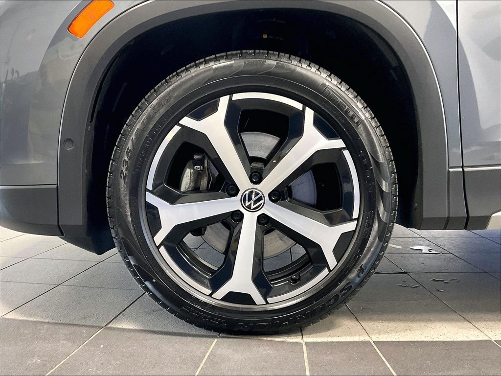 Used 2025 Volkswagen Tiguan SE AWD/4WD image 7