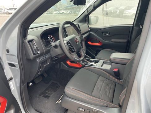 Used 2025 Nissan Frontier PRO-4X image 8