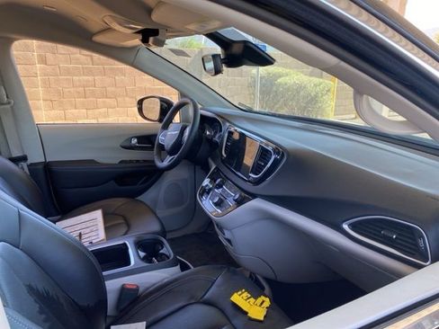 Used 2024 Chrysler Pacifica Touring-L image 5