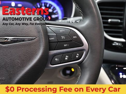 Used 2023 Chrysler Pacifica Touring-L FWD image 16