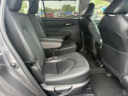 Used 2023 Toyota Highlander XLE FWD image 8