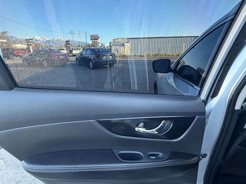 Used 2018 Nissan Rogue SL FWD image 24