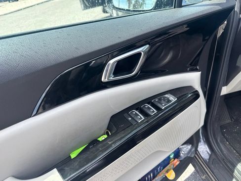 Used 2024 Kia Carnival EX FWD image 12