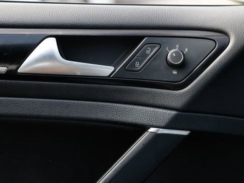 Used 2018 Volkswagen Golf R 4-Door image 45