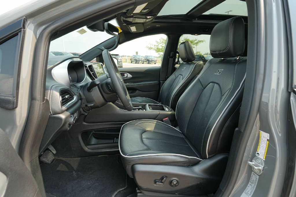 Used 2025 Chrysler Pacifica Limited FWD image 18