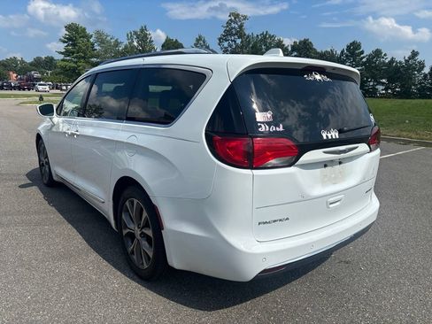 Used 2018 Chrysler Pacifica Limited w/ Tire & Wheel Group FWD image 5