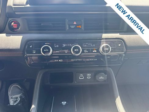 Used 2025 Honda Pilot TrailSport image 27