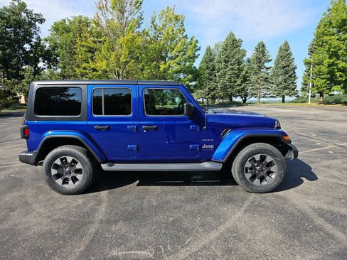 Used 2018 Jeep Wrangler Unlimited Sahara AWD/4WD image 7