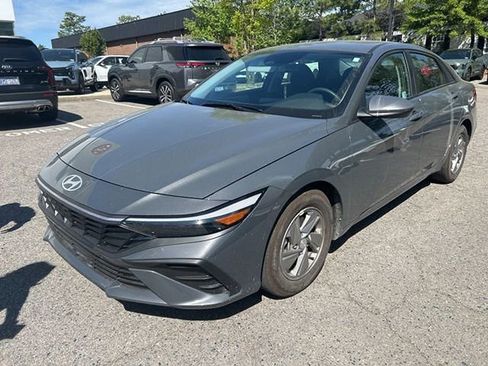 Used 2025 Hyundai Elantra SE image 6