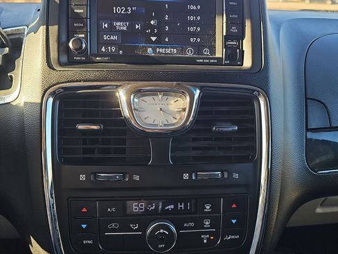 Used 2013 Chrysler Town & Country Touring image 26