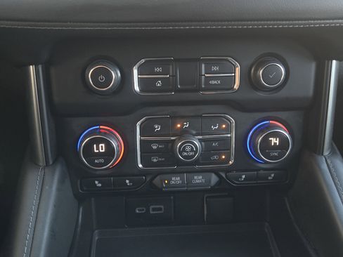 Used 2022 Chevrolet Suburban LT w/ Luxury Package image 14