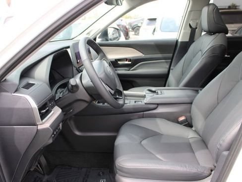 Used 2025 Toyota Grand Highlander AWD Hybrid image 13