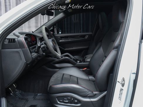 Used 2025 Porsche Cayenne GTS AWD/4WD image 12