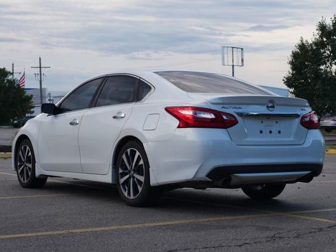 Used 2016 Nissan Altima 2.5 SR w/ LED Appearance Package FWD image 5
