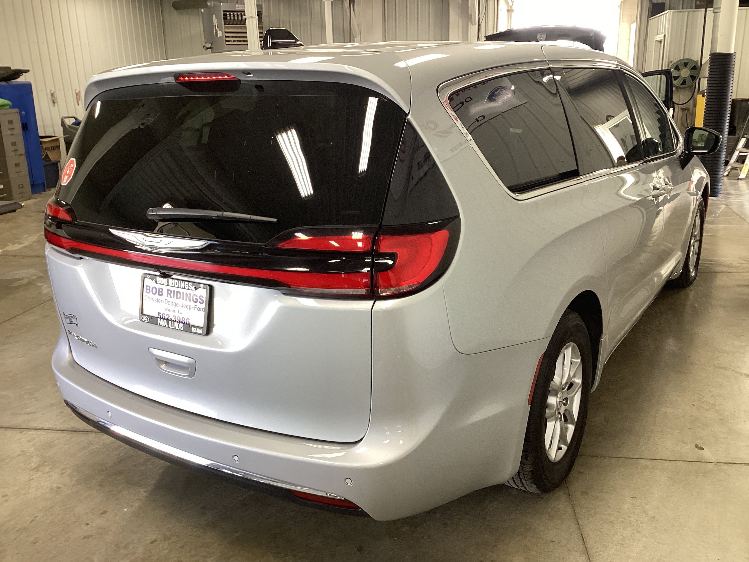 Used 2026 Chrysler Pacifica Select FWD image 6