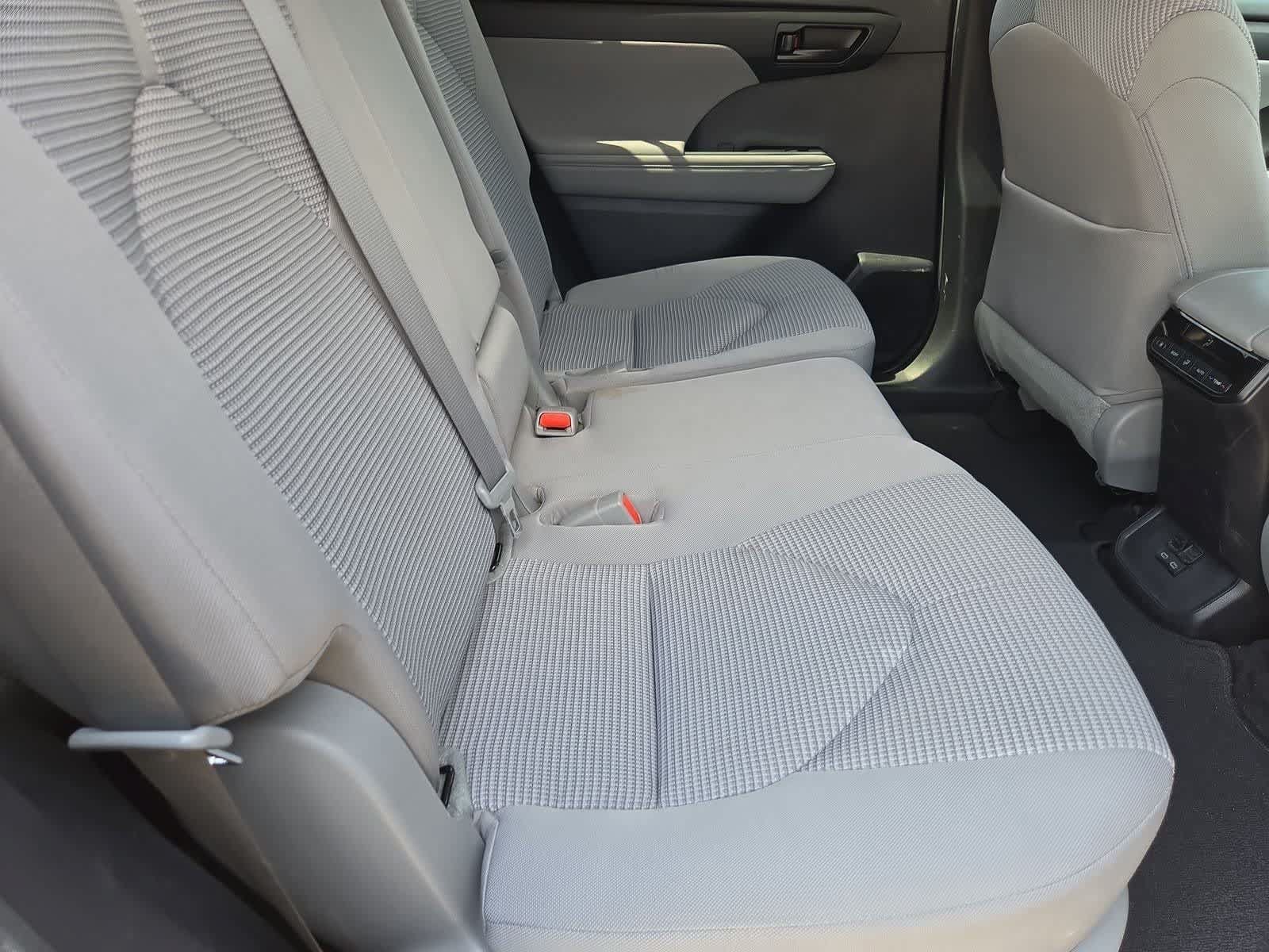 Used 2023 Toyota Highlander LE FWD image 19