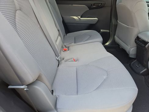 Used 2023 Toyota Highlander LE FWD image 19