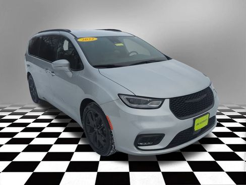 Used 2022 Chrysler Pacifica Touring-L w/ S Appearance Package image 10