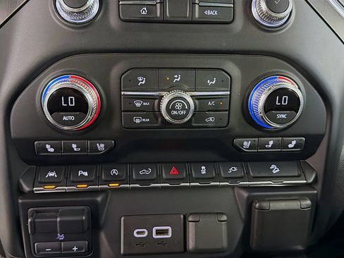 Used 2021 GMC Sierra 1500 AT4 w/ AT4 Premium Package AWD/4WD image 17