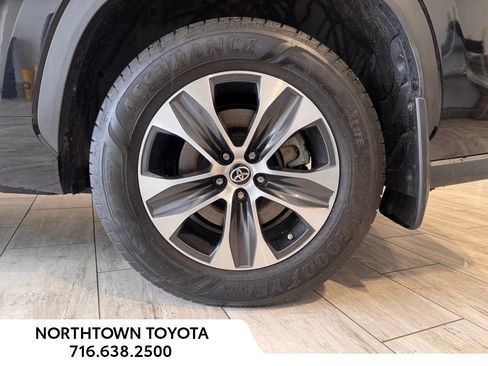 Used 2022 Toyota Highlander XLE AWD/4WD image 23
