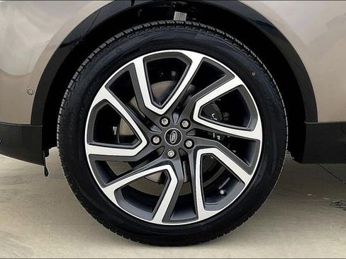 New 2025 Land Rover Discovery Metropolitan Edition image 15