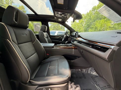 Used 2024 Cadillac Escalade Premium Luxury AWD/4WD image 39