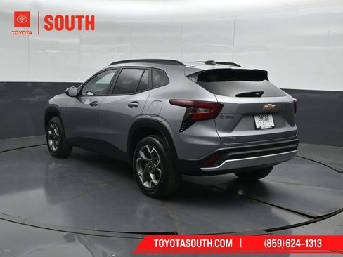 Used 2025 Chevrolet Trax LT w/ LT Convenience Package FWD image 8