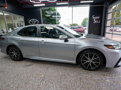 Used 2024 Toyota Camry SE FWD image 5
