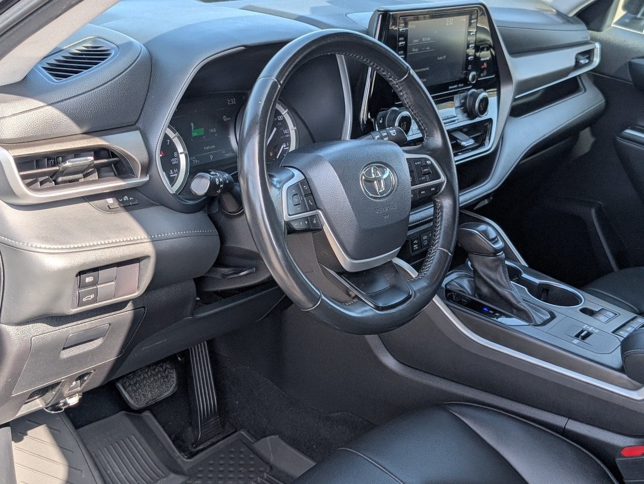 Used 2022 Toyota Highlander XLE FWD image 15